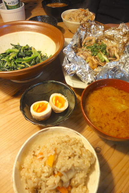 根菜炊き込みご飯とイカわたホイル焼き 週末は晴れても 雨でも