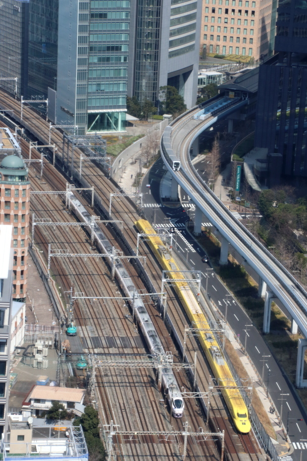 ビルの谷間を切り裂く黄色い電車と白い電車 - 2019年・ドクターイエロー -_b0190710_19191252.jpg