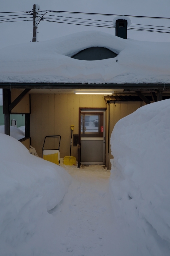 雪こんもり札比内駅_a0266125_02281162.jpg