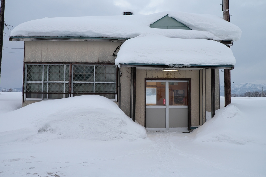 雪こんもり札比内駅_a0266125_02381876.jpg