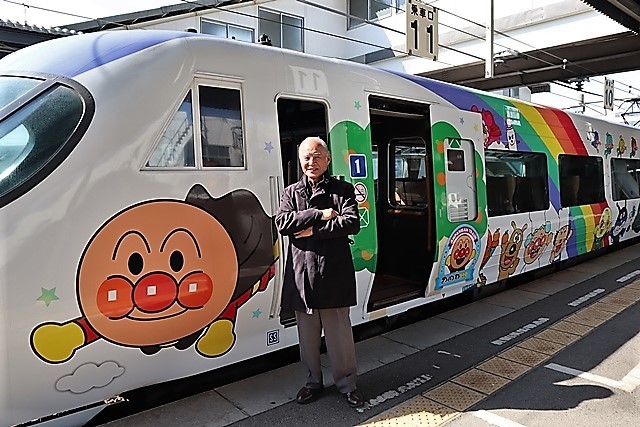 藤田八束の鉄道写真 Jr間山駅で貨物列車ef65に逢いました アンパンマン列車は松山から高松へと向かいました 子供達が手を振ります 藤田八束の日記 藤田八束の鉄道写真 Jr間山駅で貨物列車ef65に逢いました アンパンマン列車は松山から高松へと向かいました 子供達が手を振ります 藤田八束の日記