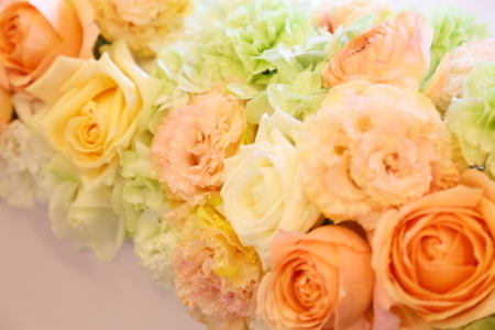 春の装花　如水会館さまへ、アプリコットオレンジと白のバラで_a0042928_15260928.jpg