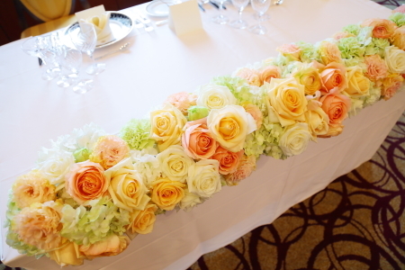 春の装花 如水会館さまへ アプリコットオレンジと白のバラで 一会 ウエディングの花 春の装花 如水会館さまへ アプリコットオレンジと白のバラで 一会 ウエディングの花
