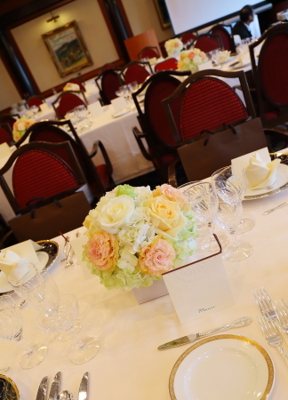 春の装花　如水会館さまへ、アプリコットオレンジと白のバラで_a0042928_15262027.jpg