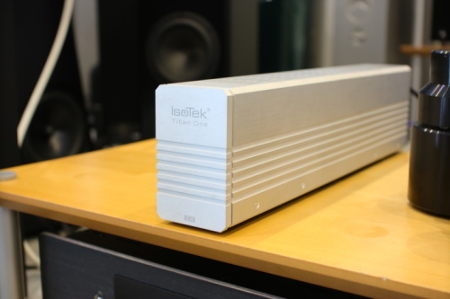 アナログプレイヤーの電源に、Isotek『Titan One』を使ってみる アナログプレイヤーの電源に、Isotek『Titan One』を使ってみる