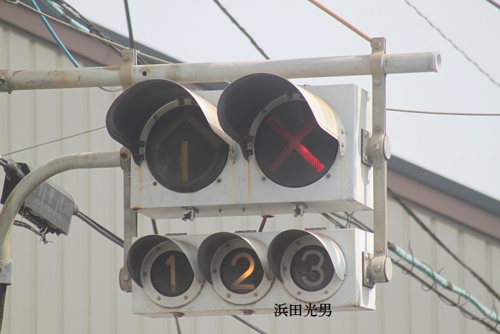 t*a様 車両用信号機 見かけたらラッキー！ 絶滅危惧種「ゼブラ板」がついた信号機を知っ