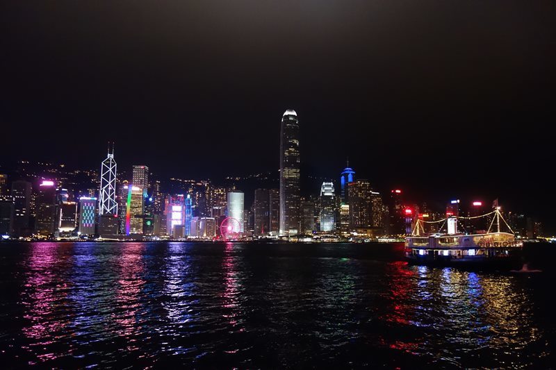 香港19 毎晩時から ビクトリアハーバーの シンフォニー オブ ライツ と香港土産 Life Is Delicious