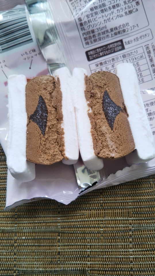 ウチカフェ もちっと食感のマシュマロサンド こだわりチョコソース入りチョコアイス_f0076001_00055852.jpg