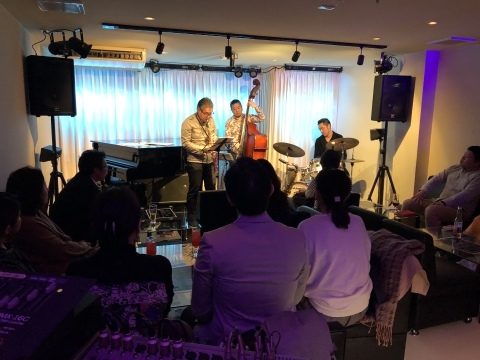 広島 Jazzlive comin 本日土曜日は 貸切営業 です。_b0115606_12401591.jpeg