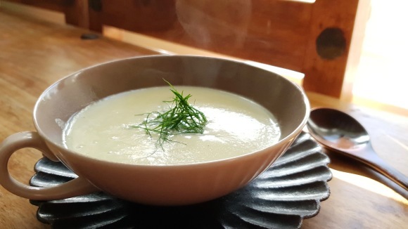 おもてなしにも。簡単な魚料理とサラダの2品に残り物スープ。_a0215008_00070561.jpg