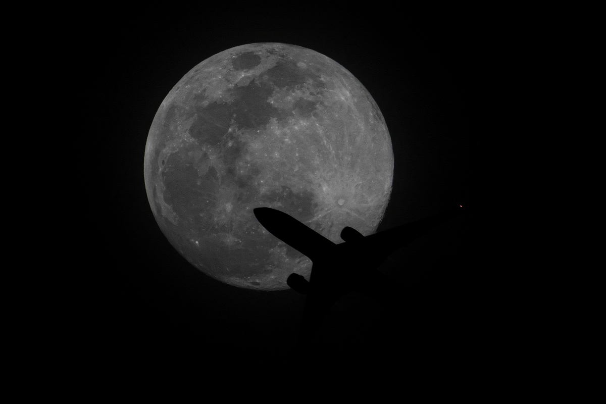 春霞の夜空に「月とヒコーキ」_d0137627_22142429.jpg