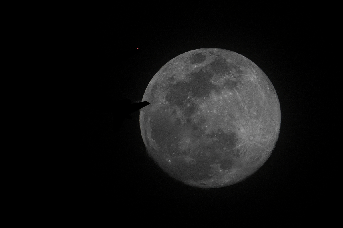 春霞の夜空に「月とヒコーキ」_d0137627_22152302.jpg
