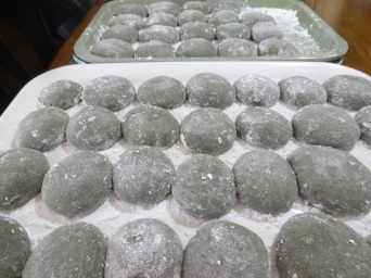 ヨモギ餅作りました。_f0142733_18153318.jpg