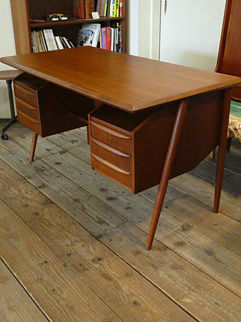 Desk (Gunnar Nielsen Tibergaard)_c0139773_08180825.jpg