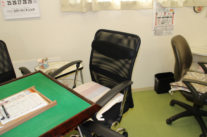 麻将用の椅子を新規に設置しました。_b0369489_22294986.jpg