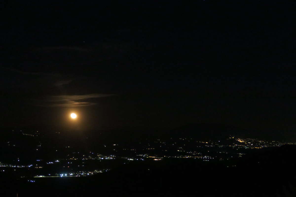 協力し窯で焼くピザおいしい夜、ペルージャ テッツィオ山_f0234936_595470.jpg