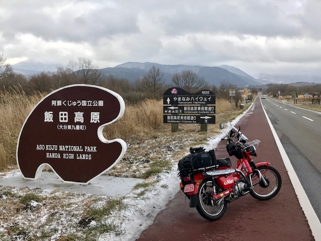 (その３）九州縦断下道ツーリング 湯布院 → やまなみハイウェイ → 牧ノ戸峠 → 三愛レストハウス前 → ミルクロード → 大観峰_d0246961_20373053.jpg