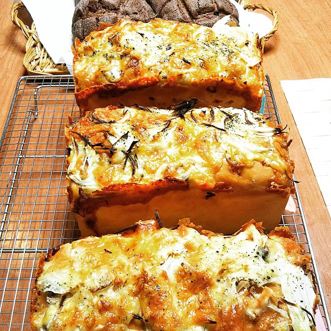オニオンベーコンチーズとチョコチップメロンパン_d0138307_10202636.jpg
