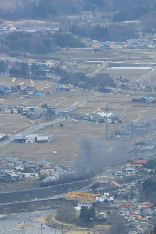 水を待つ田んぼを背景に汽車が走る - 2019年早春・上越線 -_b0190710_22553416.jpg