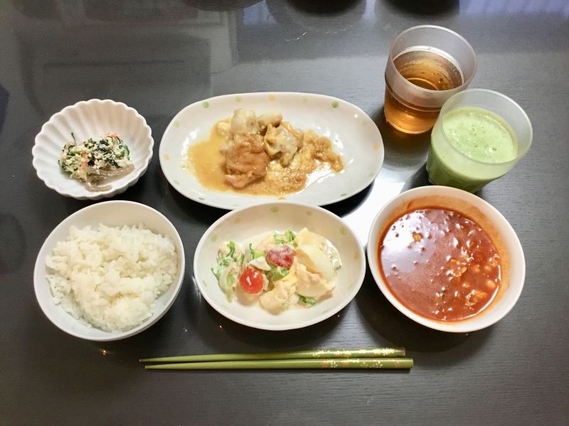 しらゆり荘 夕食 鶏肉ちーず焼 ほうれん草枝豆白和え 豆入ミネストローネ 玉子ツナ大根サラダ ご飯 野菜スムージー 今日の献立