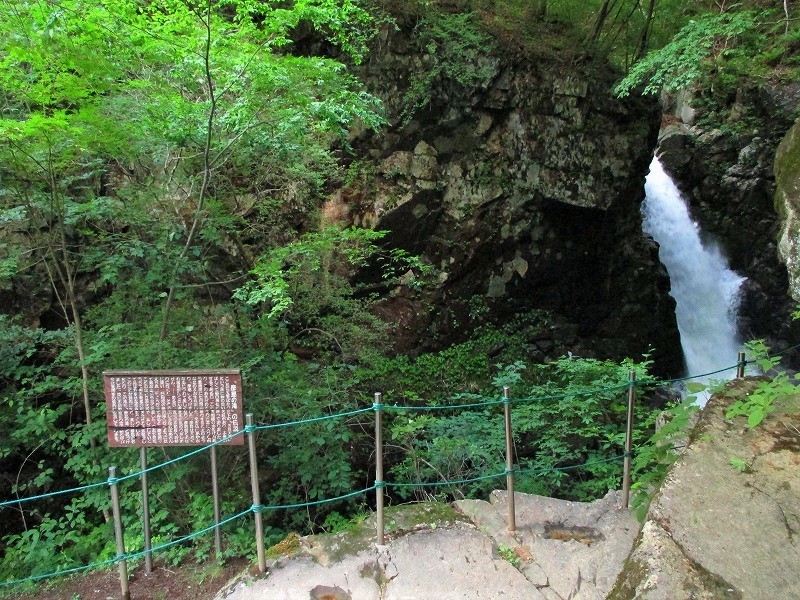 上信越　摩耶の滝で伝説の風に吹かれる　　　　　Maya falls in Jōshin\'etsu-kōgen National Park_f0308721_11545714.jpg