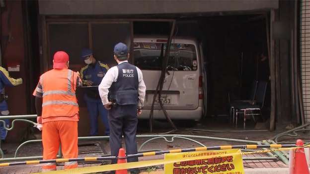 大森・空き家に車突っ込む 「車がまっすぐ走ってしまった」 _b0064113_11144522.jpg