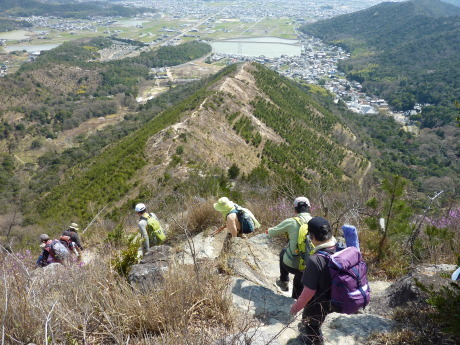 展望と岩稜の尾根歩きを楽しむ 『桶居山』_c0218841_11540980.jpg