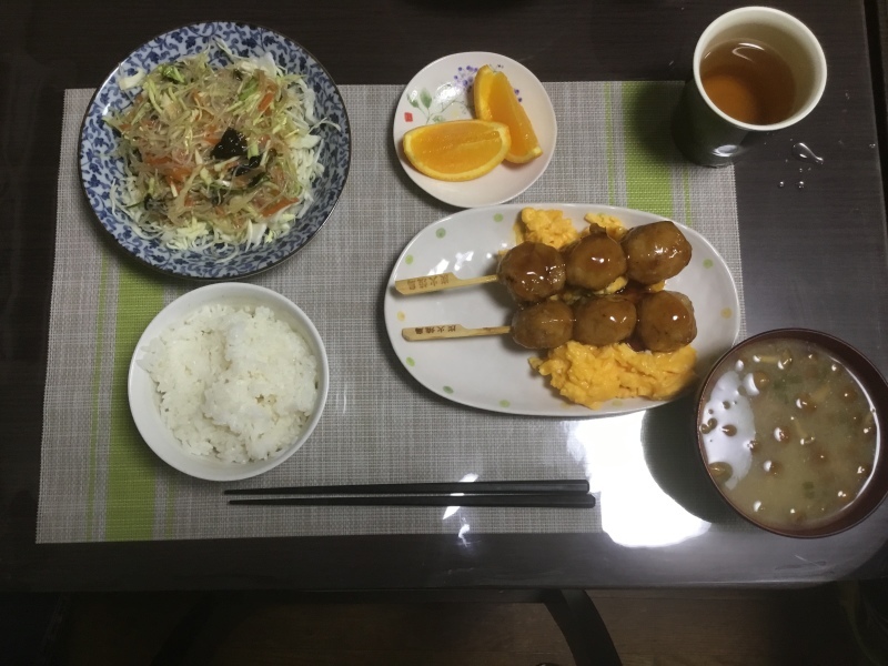 ひまわり荘 夕食 焼き鳥 卵焼き 春雨サラダ なめこ汁 オレンジ 今日の献立 ひまわり荘 夕食 焼き鳥 卵焼き 春雨サラダ なめこ汁 オレンジ 今日の献立