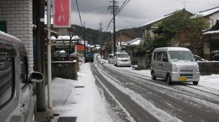 新元号「令和」を祝い春の雪　_e0115789_10015636.jpg