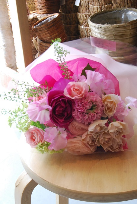 花束の贈り物。　_a0201358_18124371.jpg