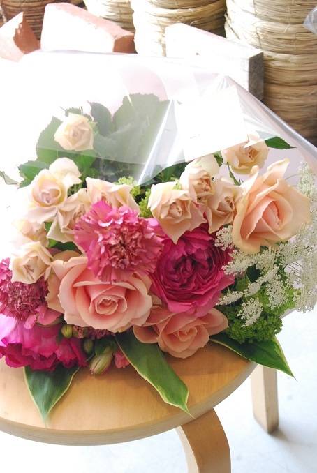 花束の贈り物。　_a0201358_18152397.jpg