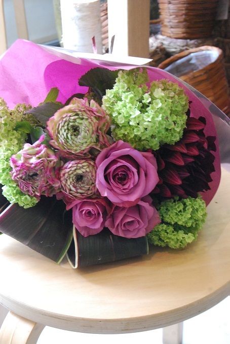 花束の贈り物。　_a0201358_18160013.jpg