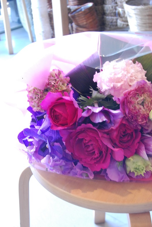 花束の贈り物。　_a0201358_18422832.jpg
