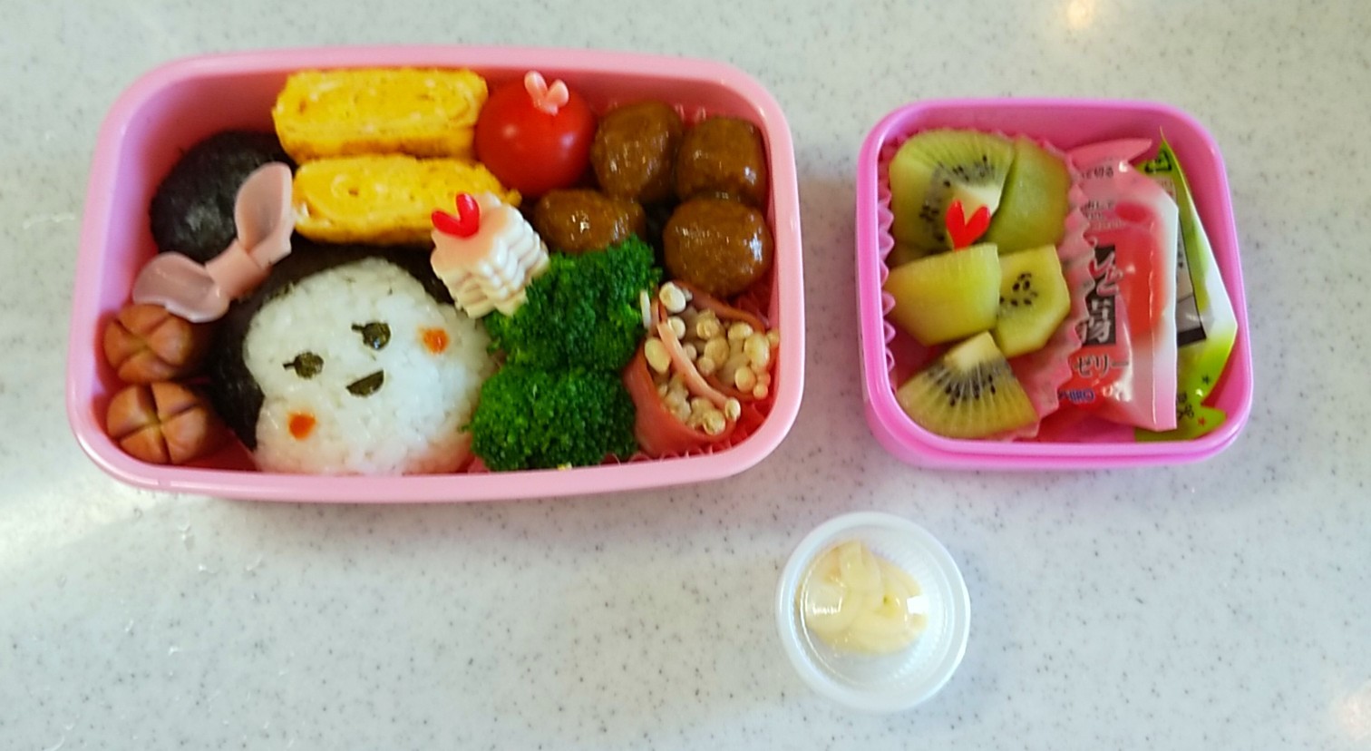 小学生弁当  おだんごヘヤーの女の子(おにぎり)_f0018384_20554775.jpg