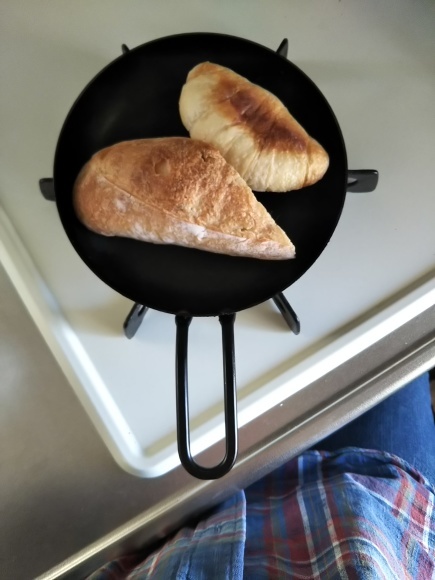 蓋つきスキレットで焼くパンは、おいしーのだ!_f0316507_14265045.jpg