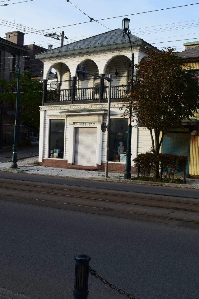 函館末広町の川越電化センター(函館の建築再見)_f0142606_12044869.jpg