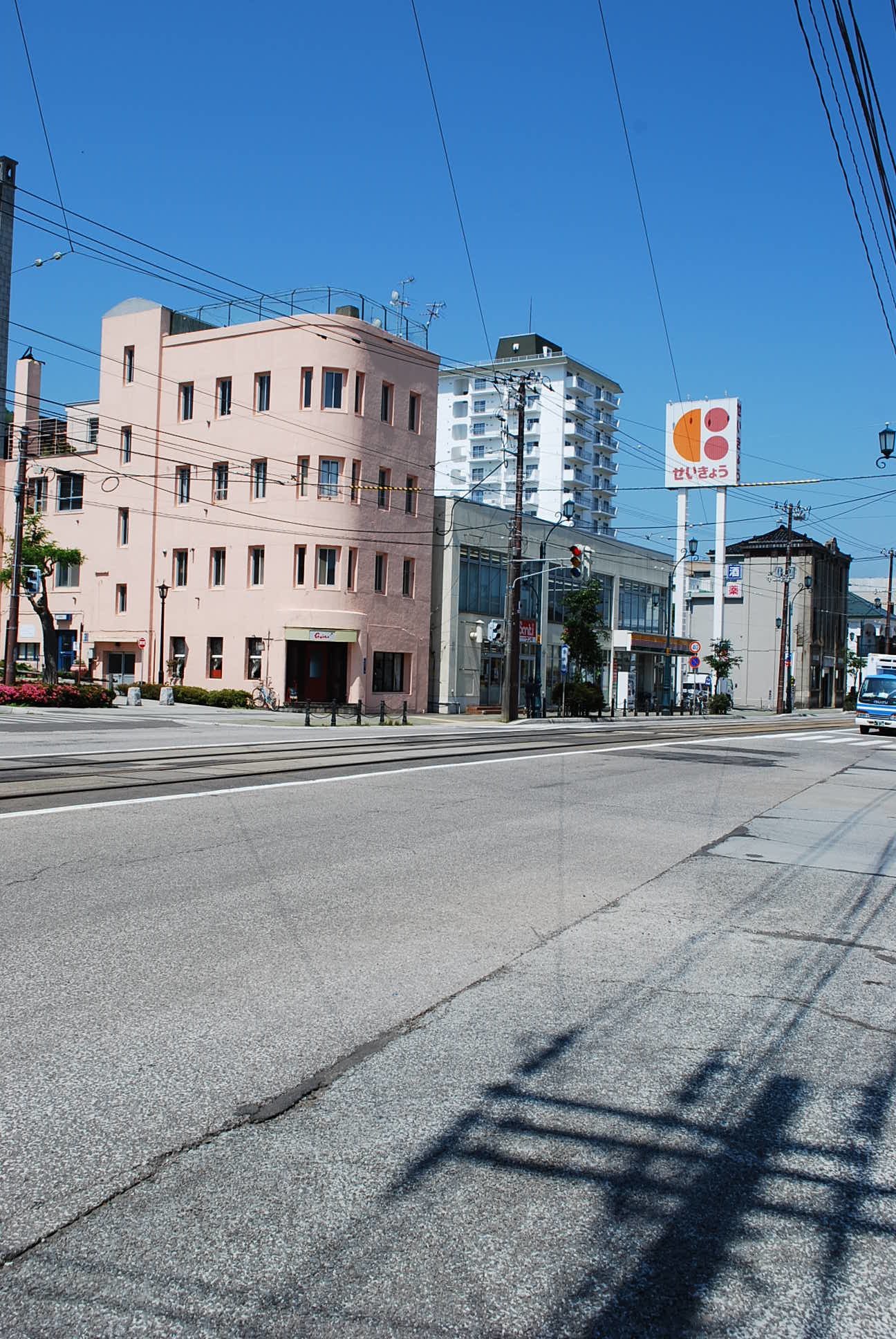 函館末広町の川越電化センター(函館の建築再見)_f0142606_12163925.jpg