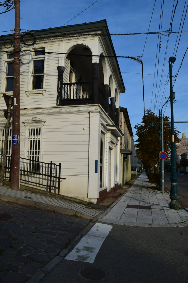 函館末広町の川越電化センター(函館の建築再見)_f0142606_12324669.jpg