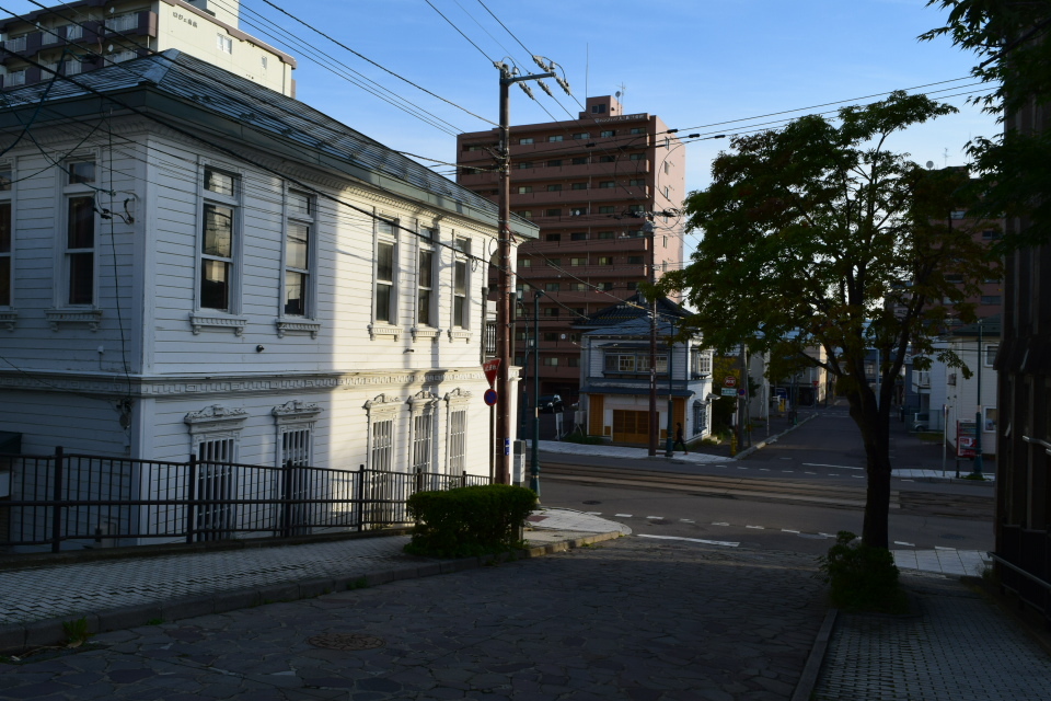 函館末広町の川越電化センター(函館の建築再見)_f0142606_12350872.jpg