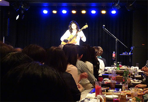 初めて見ました! ダニエル・コフリンさんのライブ_c0137404_22352403.jpg