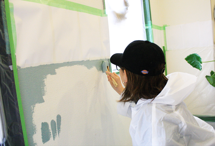 挑む素人DIY集団☆「壁塗りは『ローラ作戦』で！」_d0351435_17175465.jpg