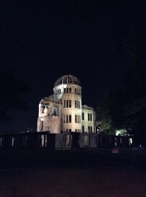 広島スタディツアー（3）旧日本銀行広島支店～本川小学校～広島平和記念資料館～被爆樹木たち_b0066960_22422222.jpg