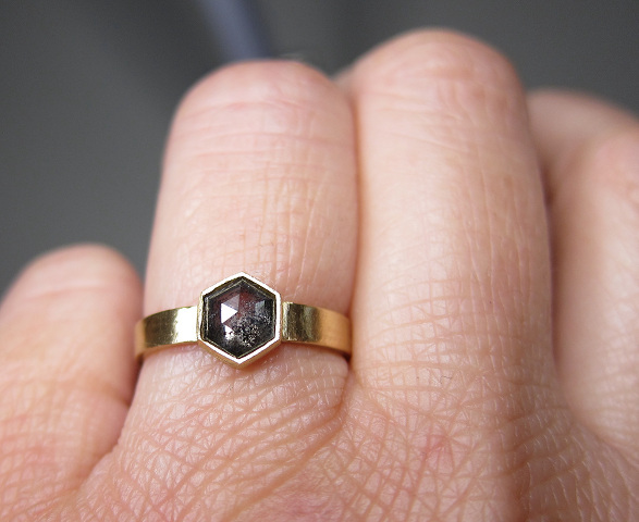 ヘキサゴンナチュラルブラックダイヤモンドリング : hiroe jewelryつくり