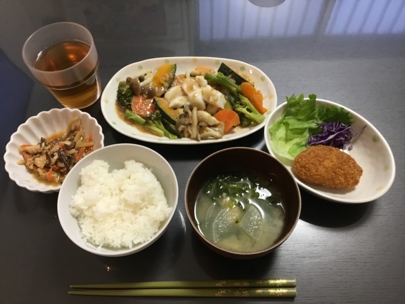 しらゆり荘夕食 カレイと蒸し野菜の胡麻だれ クリームコロッケ 今日の献立