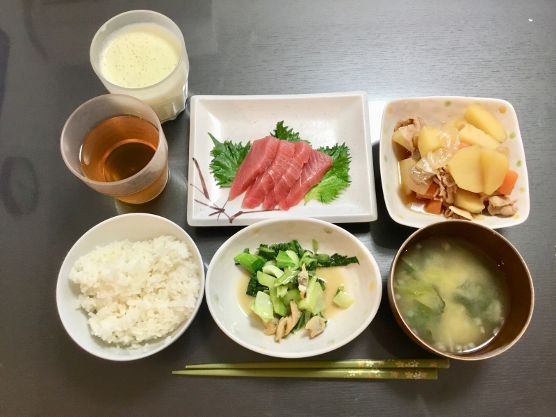 しらゆり荘 夕食 まぐろお刺身 肉じゃが 青梗菜あさりの胡麻油炒め 野菜スムージー わかめ味噌汁 ご飯 今日の献立