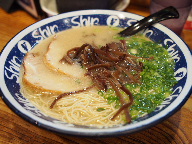 【実物&カップ比較】博多純情らーめん Shin Shin ~お湯を入れて90秒(笑)_b0008655_20555434.jpg