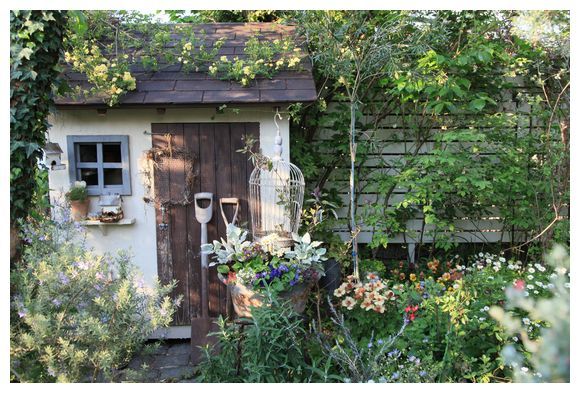 小屋の屋根に黄色く咲くモッコウバラ Natu 素敵なナチュラルガーデンから 福岡で庭造り 外構工事 エクステリア をしてます