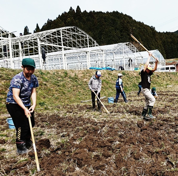 鍬を使って田んぼと畑を耕す山村留学生 山村留学の町や村からー山本光則