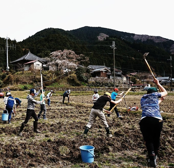 鍬を使って田んぼと畑を耕す山村留学生 山村留学の町や村からー山本光則