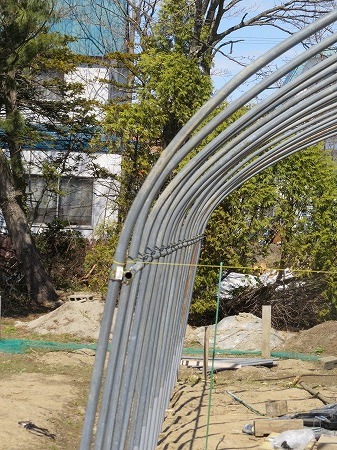 ビニールハウスの組み立て その２ 補強パイプ繋ぎ込み あいやばばライフ